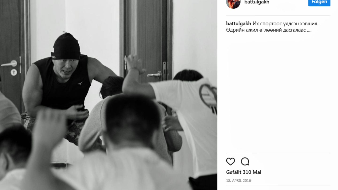 Khaltmaagiin Battulga gibt Trainingsstunden.