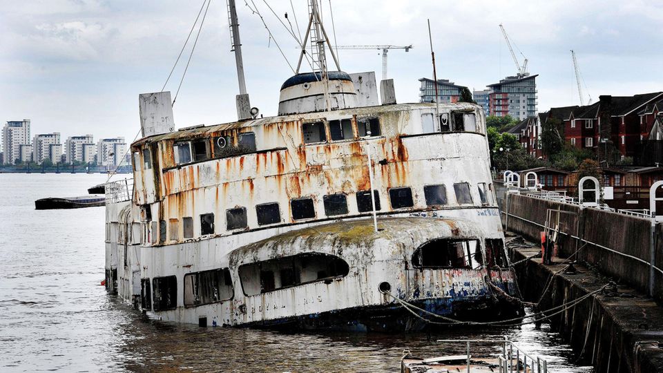 Die "Royal Iris" wurde von William Denny & Brothers Dumbarton erbaut und ist 1950 vom Stapel gelaufen. Sie liegt derzeit am Ufer der Themse in London, Großbritannien. Der Zustand ist desaströs.