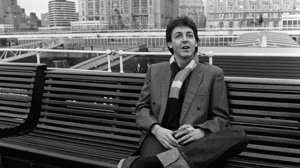 Paul McCartney schippert am 27.11.1970 an Bord der Fähre