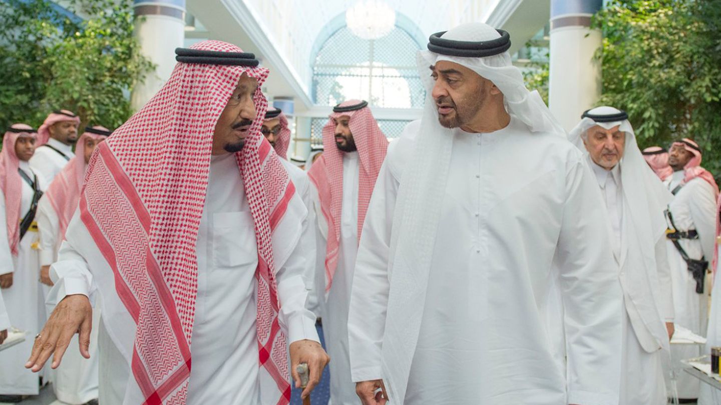 Saudischer König Salman (l), und der derzeitigen Emir und Premierminister von Abu Dhabi, Scheich Muhammad bin Zayid Al Nahyan