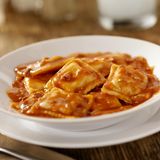 Ravioli aus der Dose  Wenn es mal schnell gehen muss, sind Ravioli aus der Dose ein beliebter Snack. Dass sie nicht zwingend gesund sind, ist wenig überraschend. Dass in einer Portion (400 Gramm) rund zwölf Gramm Zucker stecken, dagegen schon.