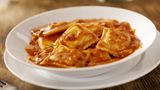 Ravioli aus der Dose  Wenn es mal schnell gehen muss, sind Ravioli aus der Dose ein beliebter Snack. Dass sie nicht zwingend gesund sind, ist wenig überraschend. Dass in einer Portion (400 Gramm) rund zwölf Gramm Zucker stecken, dagegen schon.