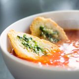 Tomatensuppe  Die Suppe aus der Dose besteht aus Tomaten, Kräutern, Wasser und Gewürzen? Ja, fast. Und Zucker: rund elf Gramm pro Portion (260 Milliliter).