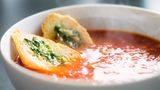 Tomatensuppe  Die Suppe aus der Dose besteht aus Tomaten, Kräutern, Wasser und Gewürzen? Ja, fast. Und Zucker: rund elf Gramm pro Portion (260 Milliliter).