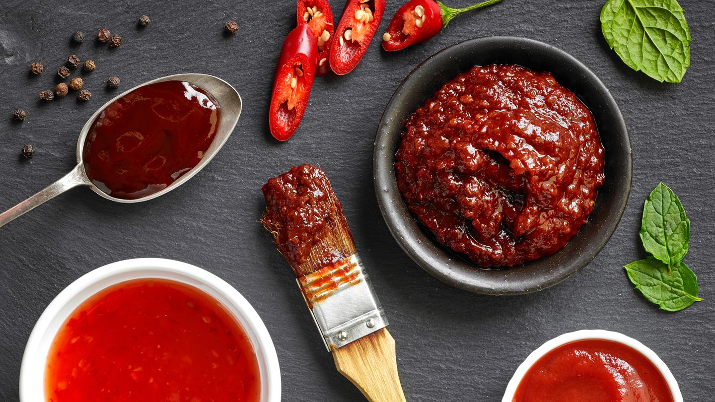 Pikante Grillsoßen  Zucker steckt nur in süßen Soßen wie Ketchup? Das stimmt so nicht: Auch pikante Grillsoßen werden mit dem Süßstoff aufgepeppt. In einer Portion Zigeunersoße (15 Milliliter) stecken 2,6 Gramm Zucker.