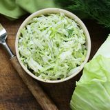 Krautsalat  Der Salat aus Weißkohl wird gern zu Gegrilltem gereicht. Eine Portion von 100 Gramm bringt es auf beachtliche zwölf Gramm Zucker. Das entspricht rund vier Stück Würfelzucker.  Nach Angabe der Verbraucherzentrale ist es durchaus üblich, Zucker in pikanten Lebensmitteln zu verarbeiten. Es rundet den Geschmack ab, schmeckt süß und bindet Wasser. So lassen sich teure Zutaten sparen.