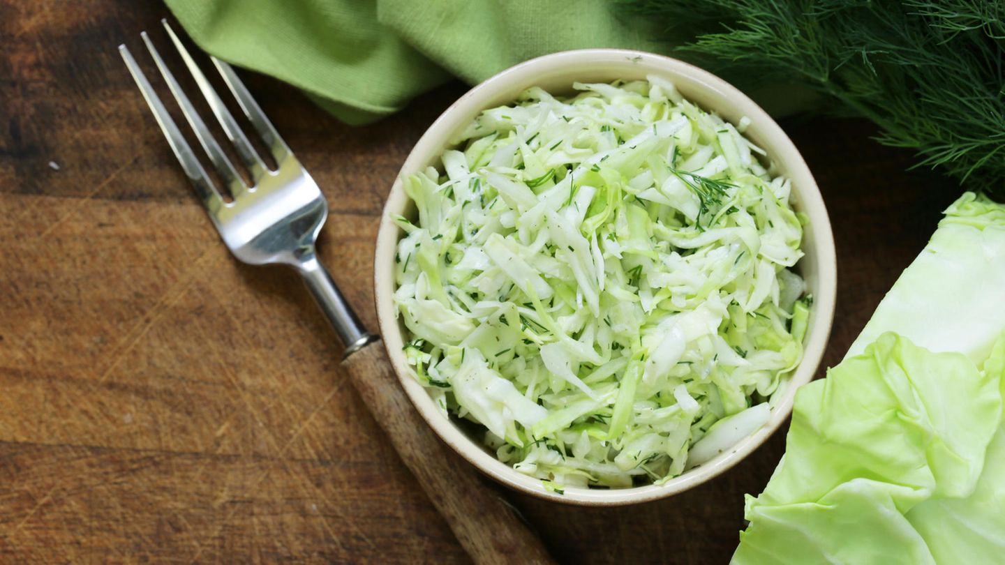 Krautsalat  Der Salat aus Weißkohl wird gern zu Gegrilltem gereicht. Eine Portion von 100 Gramm bringt es auf beachtliche zwölf Gramm Zucker. Das entspricht rund vier Stück Würfelzucker.  Nach Angabe der Verbraucherzentrale ist es durchaus üblich, Zucker in pikanten Lebensmitteln zu verarbeiten. Es rundet den Geschmack ab, schmeckt süß und bindet Wasser. So lassen sich teure Zutaten sparen.