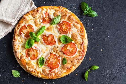 Pizza  Auch vielen Tiefkühl-Pizzen wird Zucker zugesetzt. Knapp zehn Gramm pro 350-Gramm Pizza sind üblich, wie eine Stichprobe im Supermarkt ergab.