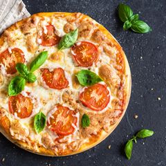 Pizza  Auch vielen Tiefkühl-Pizzen wird Zucker zugesetzt. Knapp zehn Gramm pro 350-Gramm Pizza sind üblich, wie eine Stichprobe im Supermarkt ergab.