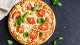 Pizza  Auch vielen Tiefkühl-Pizzen wird Zucker zugesetzt. Knapp zehn Gramm pro 350-Gramm Pizza sind üblich, wie eine Stichprobe im Supermarkt ergab.