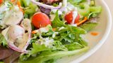 Salatdressing  Wer Salat isst, will sich damit etwas Gutes tun. Doch Vorsicht vor verstecktem Zucker in der Salatsoße: Bis zu zwölf Gramm pro 100 Gramm Dressing sind möglich. 