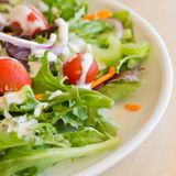 Salatdressing  Wer Salat isst, will sich damit etwas Gutes tun. Doch Vorsicht vor verstecktem Zucker in der Salatsoße: Bis zu zwölf Gramm pro 100 Gramm Dressing sind möglich. 