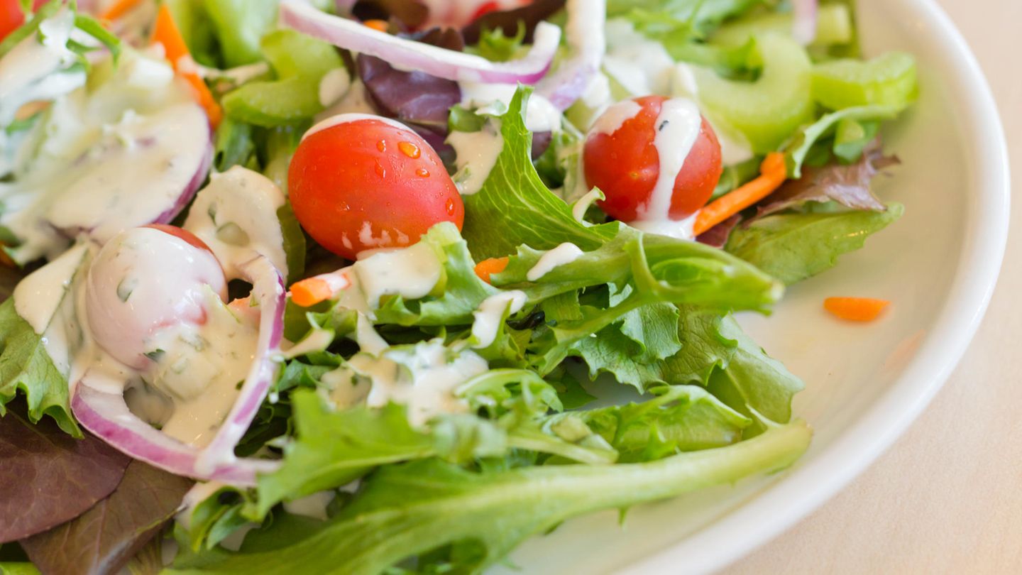 Salatdressing  Wer Salat isst, will sich damit etwas Gutes tun. Doch Vorsicht vor verstecktem Zucker in der Salatsoße: Bis zu zwölf Gramm pro 100 Gramm Dressing sind möglich. 