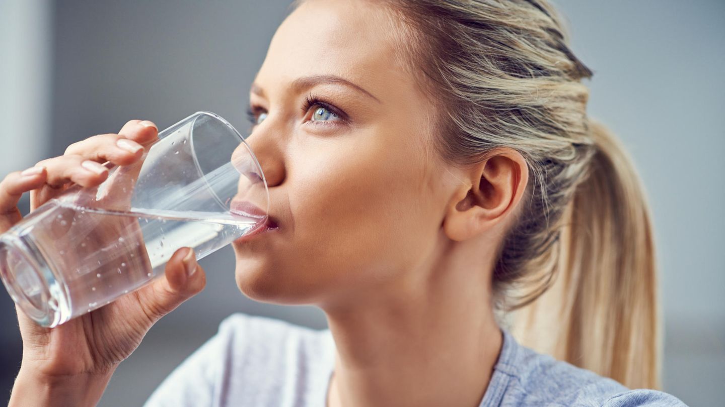 Versteckter Zucker Mineralwasser mit Apfelgeschmack 1,5 Liter Flüssigkeit über den Tag verteilt sollten es sein. Mineralwasser sollte dem mit Fruchtgeschmack vorgezogen werden. Letzteres enthält Zucker - und nicht zu knapp: Ein Glas (250 Milliliter) bringt es auf sieben Gramm.