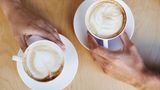 Cappuccino Pulver  Auch vermeintlich ungesüßtes Cappuccino-Pulver kann reichlich Zucker in Form von Süßmolkenpulver enthalten - nämlich bis zu 40 Prozent. Das ergab ein Test der Verbraucherzentrale. 