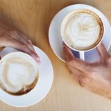 Cappuccino Pulver  Auch vermeintlich ungesüßtes Cappuccino-Pulver kann reichlich Zucker in Form von Süßmolkenpulver enthalten - nämlich bis zu 40 Prozent. Das ergab ein Test der Verbraucherzentrale. 
