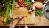 Esse Sie sich an Gemüse satt  Vermeiden Sie Sättigungsbeilagen wie Nudeln, Reis oder Kartoffeln. Essen Sie sich stattdessen an Gemüse oder Früchten (mit wenig Fruchtzucker) satt. Sie enthalten mehr Nährstoffe und sind kalorienärmer.