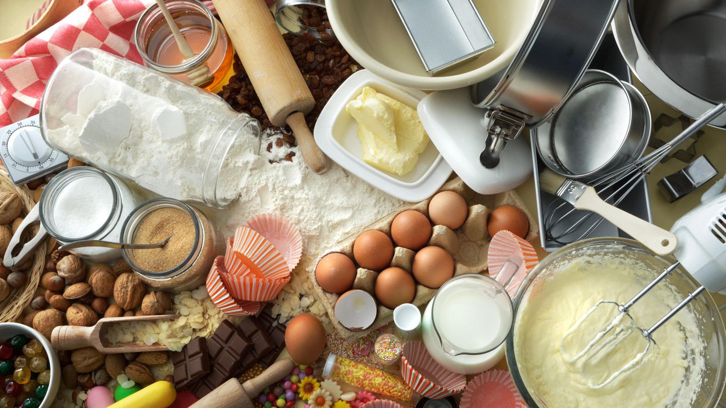 Selber backen  Sie haben Lust auf Süßes? Dann backen Sie selber. Bis das Ergebnis fertig ist, ist der Heißhunger meist vergangen und Sie essen bewusster und weniger vom Süßkram. Damit tricksen Sie Ihr Verlangen gewissermaßen aus.
