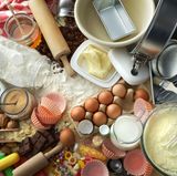 Selber backen  Sie haben Lust auf Süßes? Dann backen Sie selber. Bis das Ergebnis fertig ist, ist der Heißhunger meist vergangen und Sie essen bewusster und weniger vom Süßkram. Damit tricksen Sie Ihr Verlangen gewissermaßen aus.