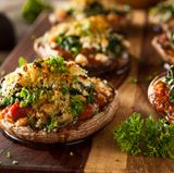 Alternativen finden  Wenn Sie der Heißhunger auf Pizza überfällt, versuchen Sie Alternativen: beispielsweise gefüllte Portobello-Pilze. Mit Käse überbacken schmecken sie köstlich und sind kalorienärmer.