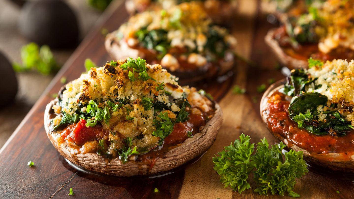 Alternativen finden  Wenn Sie der Heißhunger auf Pizza überfällt, versuchen Sie Alternativen: beispielsweise gefüllte Portobello-Pilze. Mit Käse überbacken schmecken sie köstlich und sind kalorienärmer.