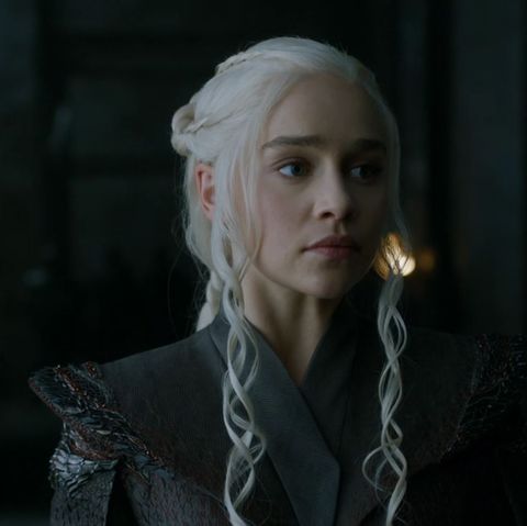 Emilia Clarke betritt als Daenerys Targaryen in Staffel sieben von Game of Thrones den Thronsaal