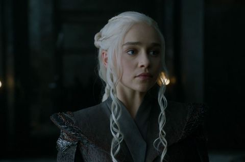 Emilia Clarke betritt als Daenerys Targaryen in Staffel sieben von Game of Thrones den Thronsaal