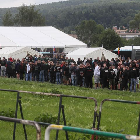 Rund 6000 Rechte besuchten das Festival "Rock gegen Überfremdung" in Themar, bei dem dutzendfach der Hitlergruß gezeigt wurde