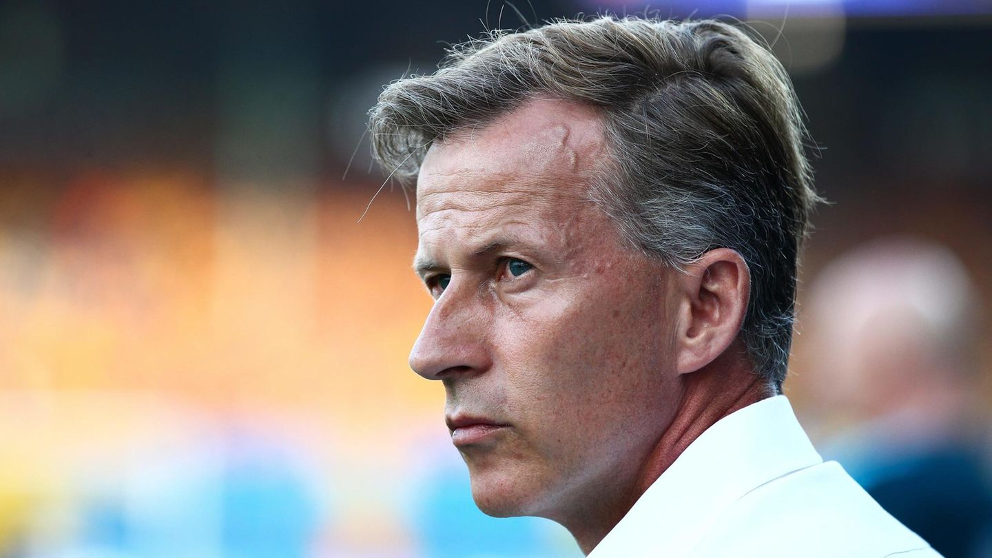 Andries Jonker steht am Spielfeldrand und blickt auf das Feld
