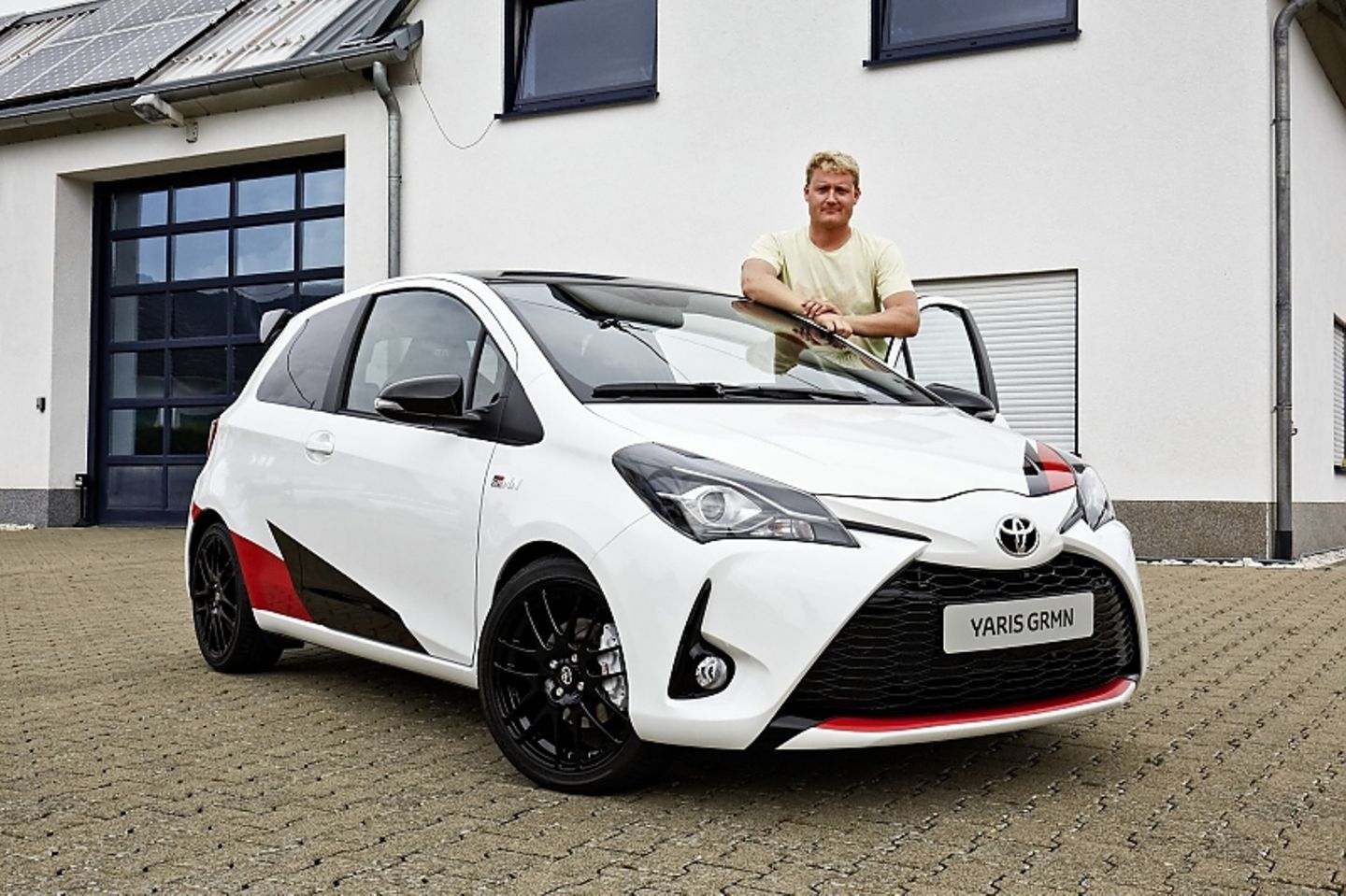 Redakteur Marcel Sommer neben der Messe-Show-Car-Version des Toyota Yaris GRMN.