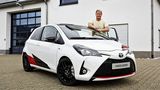 Redakteur Marcel Sommer neben der Messe-Show-Car-Version des Toyota Yaris GRMN.