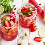 Trinken Sie keine Kalorien  Limonaden und Säfte sind lecker, aber voll mit Zucker. Trinken Sie daher Wasser, Tee oder zur Not frisch gepressten Saft.