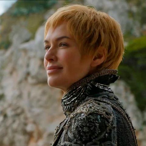 Königin Cersei Lannister betrachtet in Game of Thrones Staffel 7 die Einfahrt der Greyjoy-Flotte