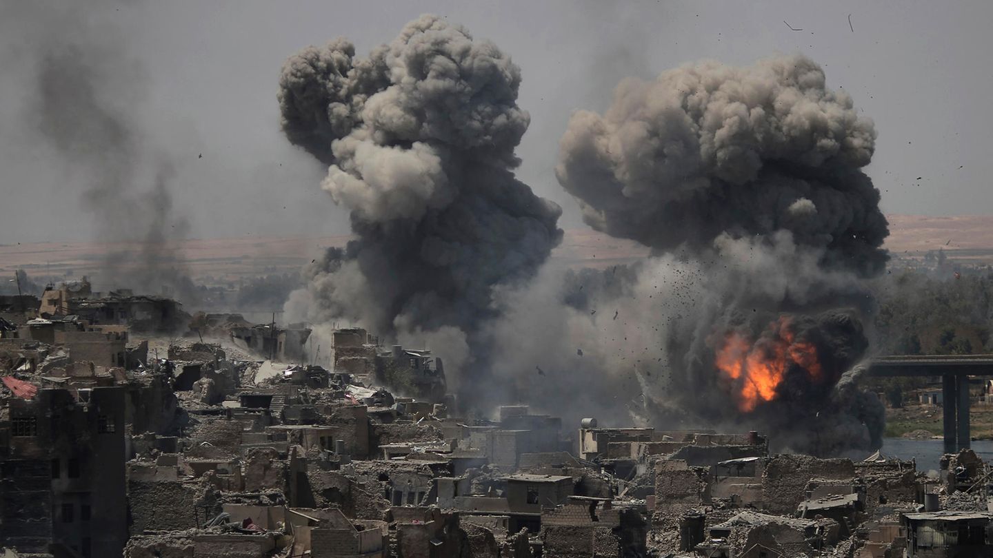 Einschläge in in IS-Stellungen in Mossul - Die Stadt ist vom Islamischen Staat befreit
