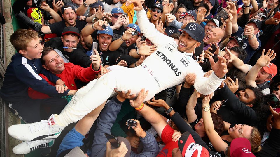 Lewis Hamilton Silverstone Fans tragen Lewis Hamilton in Silverstone auf Händen