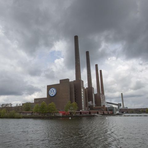 Nicht nur über Wolfsburg ziehen dunkle Wolken auf - die EU-Kommission fahndet nach einem Dieselkartell (Archivbild)