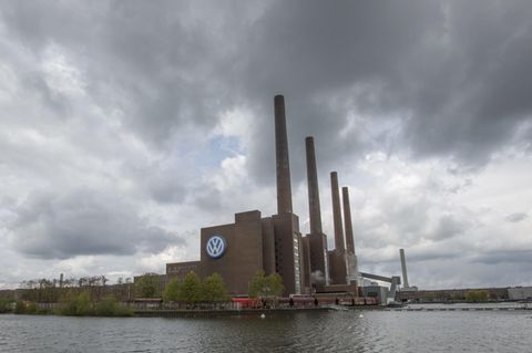 Nicht nur über Wolfsburg ziehen dunkle Wolken auf - die EU-Kommission fahndet nach einem Dieselkartell (Archivbild)