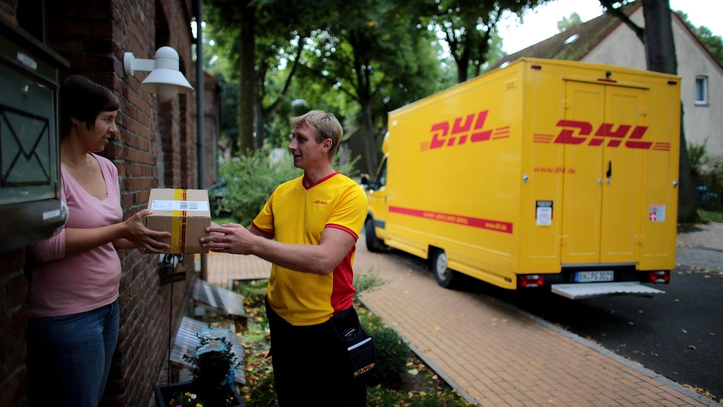 DHL-Paketbote liefert Paket aus