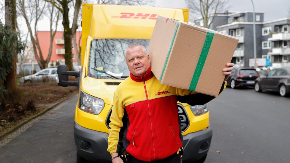 DHL-Paketbote liefert Paket aus