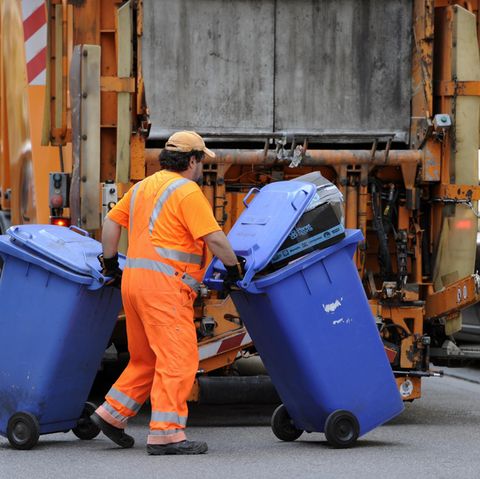 Müllabfuhr: Müllmann bringt Tonnen zum LKW
