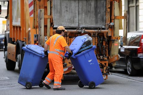 Müllabfuhr: Müllmann bringt Tonnen zum LKW