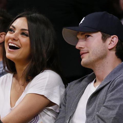 Mila Kunis und Ashton Kutcher bei einem Basketballspiel in Los Angeles