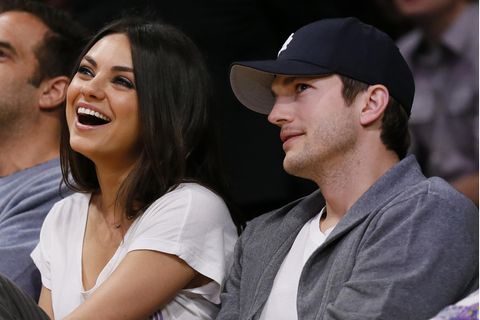 Mila Kunis und Ashton Kutcher bei einem Basketballspiel in Los Angeles