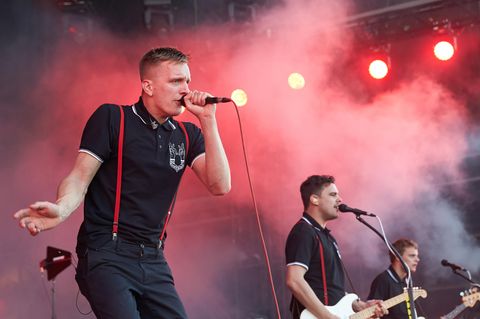 Kraftklub-Sänger Felix Brummer (l.) hat sich juristischen Ärger eingehandelt (Archivbild)
