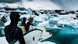 "Inzwischen ist Island unter Wellenreitern längst kein Geheimtipp mehr. Wen eisiges Wasser nicht stört, der findet zwischen Feuer und Eis auch einige der besten Wellen Europas. Wir waren damals eine der ersten Surf-Expeditionen, die die Insel im Nordatlantik auf Wellen untersucht haben. Am Jökulsarlon, ein riesiger Gletschersee im Südosten Islands, fanden wir zwar keinen Surf, dafür aber riesige Eisberge, die wir mit unseren Surfbrettern geentert haben."