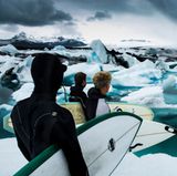 "Inzwischen ist Island unter Wellenreitern längst kein Geheimtipp mehr. Wen eisiges Wasser nicht stört, der findet zwischen Feuer und Eis auch einige der besten Wellen Europas. Wir waren damals eine der ersten Surf-Expeditionen, die die Insel im Nordatlantik auf Wellen untersucht haben. Am Jökulsarlon, ein riesiger Gletschersee im Südosten Islands, fanden wir zwar keinen Surf, dafür aber riesige Eisberge, die wir mit unseren Surfbrettern geentert haben."