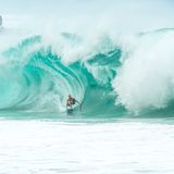 "Der Shorebreak von Waimea zählt zu den gefährlichsten der Welt. In diesem Fall legt es der Hawaiianer Jamie O'Brien drauf an und wird eine Sekunde später von Tonnen an Wasser begraben."
