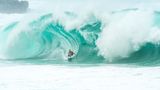 "Der Shorebreak von Waimea zählt zu den gefährlichsten der Welt. In diesem Fall legt es der Hawaiianer Jamie O'Brien drauf an und wird eine Sekunde später von Tonnen an Wasser begraben."
