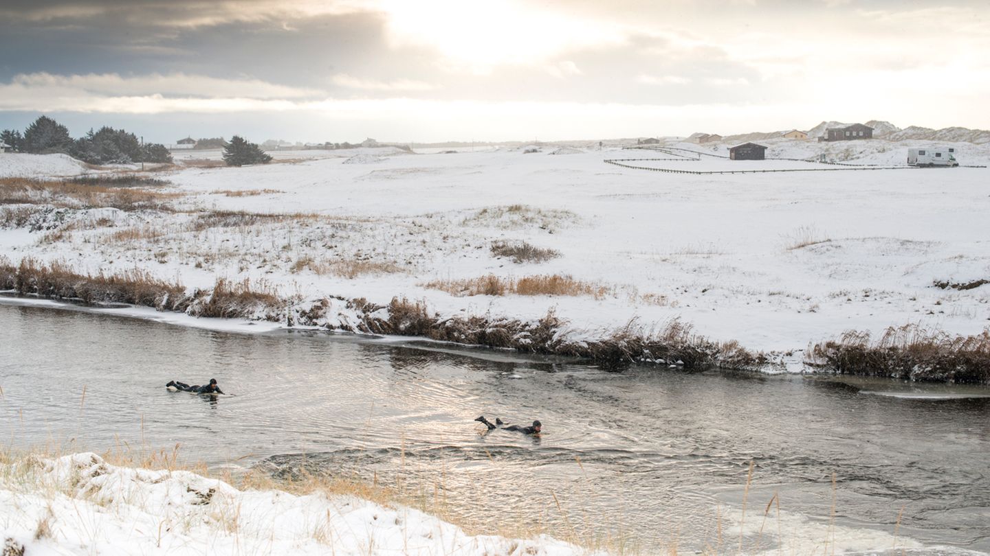 "Um ans Meer zu kommen, müssen wir manchmal ungewöhnliche Wege gehen. In diesem Fall war der unkomplizierteste Weg an einen Strand im Süden Norwegens zu kommen, per Fluss", erzählt er.