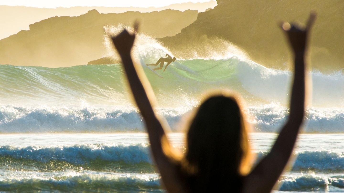 "Dieses Foto entstand im März an der Algarve. Während es in Deutschland noch winterlich war, konnten wir uns bei 25 Grad und perfekten Wellen während eines Teamtrips des Reiseveranstalters PURE Surfcamps austoben. Unter dem Motto 'Vordergrund macht Bild gesund' und entsprechender Sonnenuntergangsstimmung war dies eines der besten Bilder des Trips."